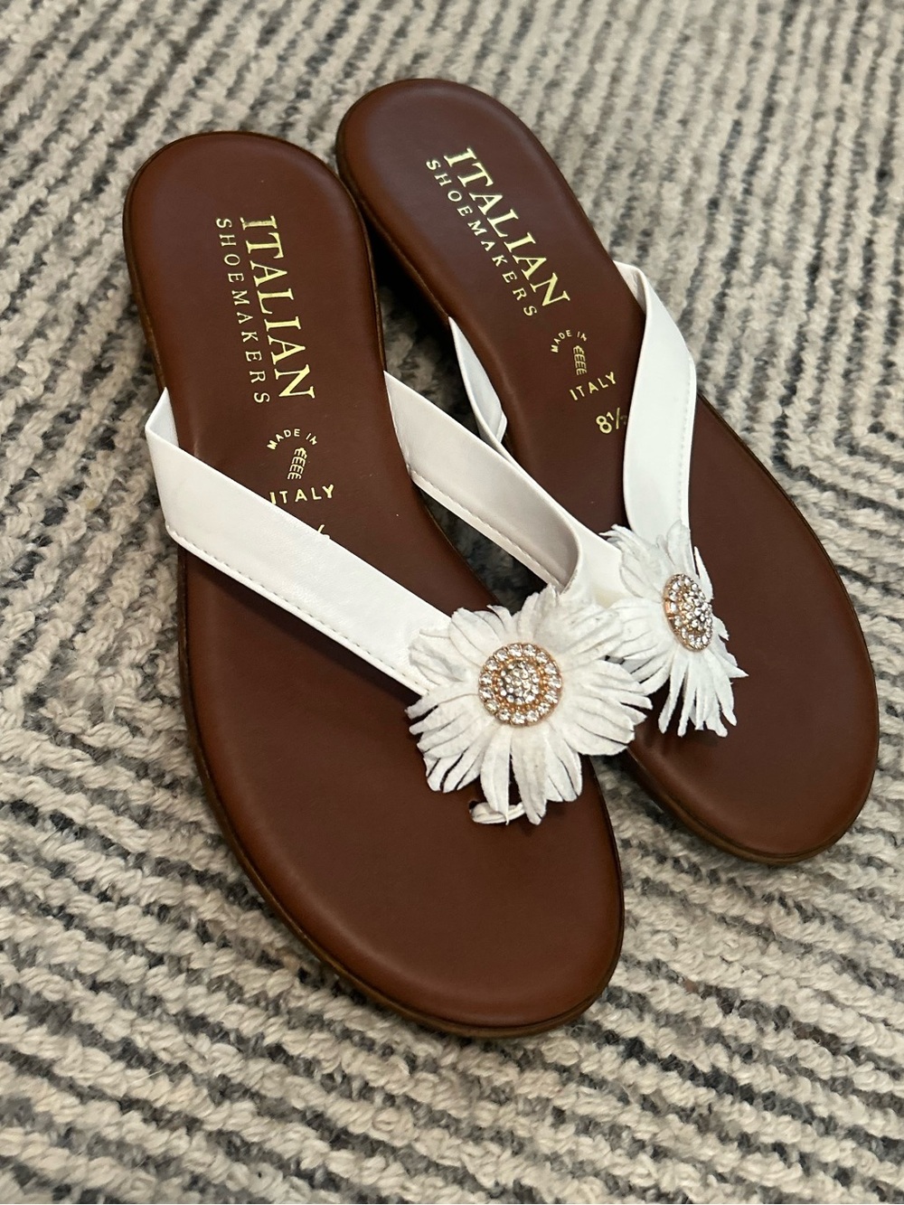 Italian Shoemakers White Floral Thong Sandals Size 8.5 Beach Coastal Vacation